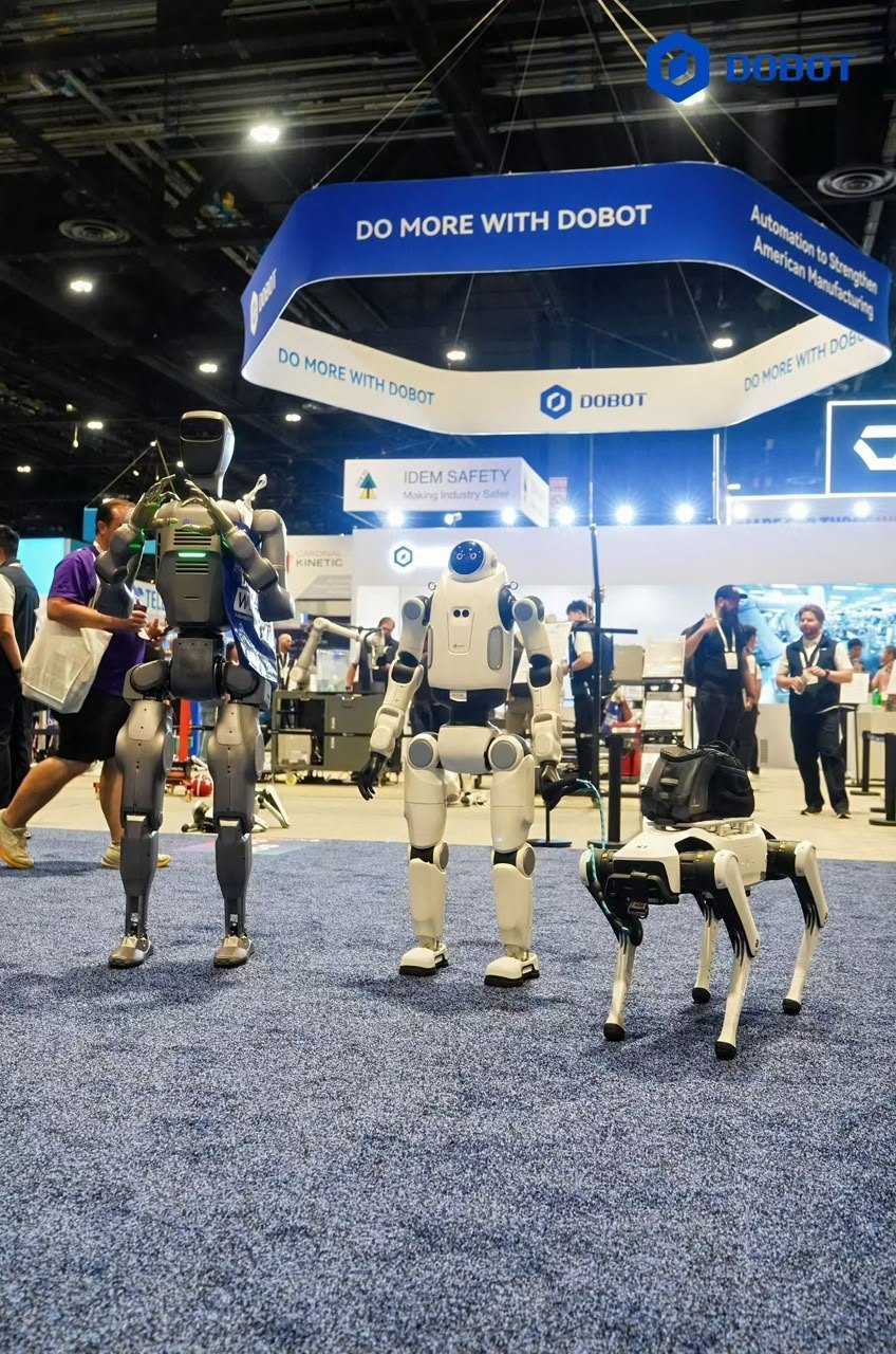 Stand DOBOT lors d’un salon aux États-Unis : humanoïdes ATOM et LUMO et robot quadrupède