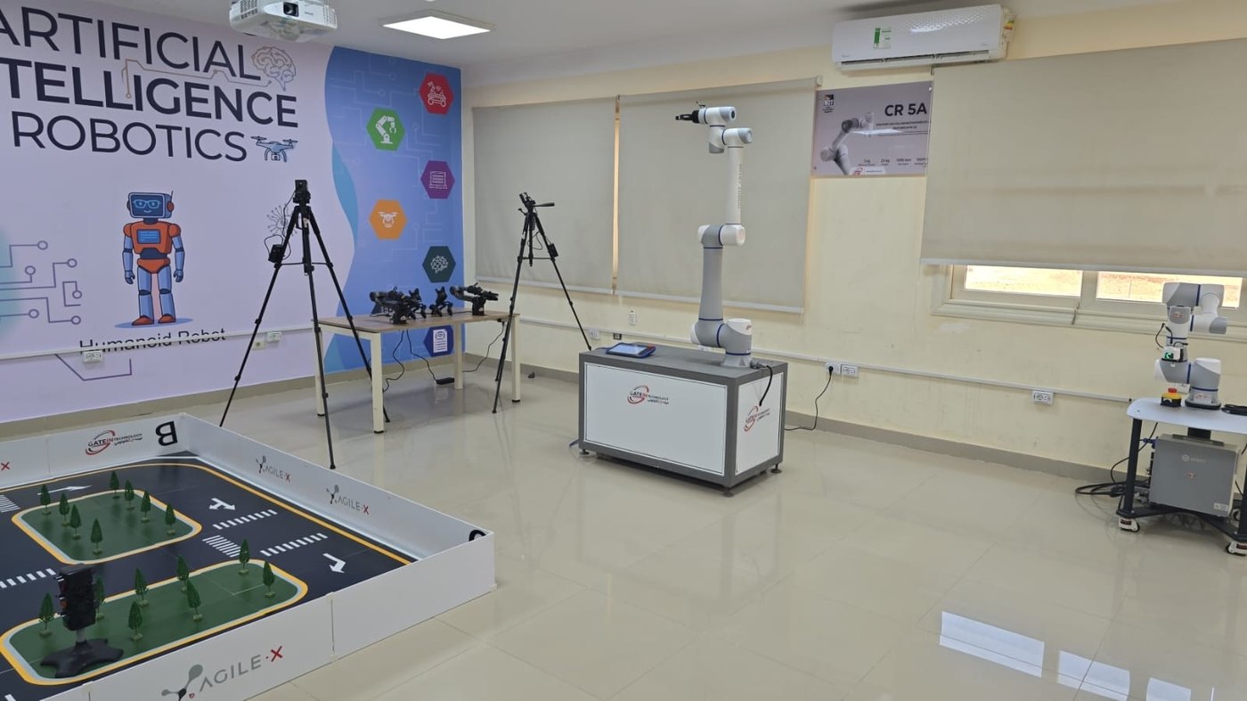 Salle de classe d’IA et de robotique avec des bras DOBOT, New Cairo Technological University